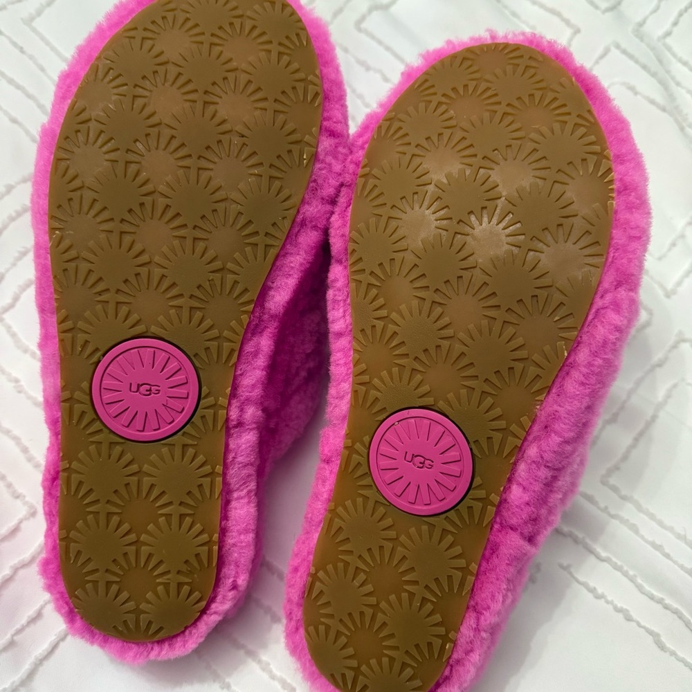 ✨️UGG Pink Fluffy Sandals✨️ - Picture 8 of 9